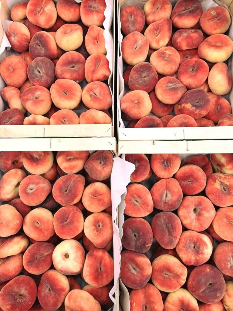 C'est la pleine saison de la pêche et de la nectarine chez SOLY Marché ! Des alliées pour s'hydrater et faire le plein de vitamines tout l'été.