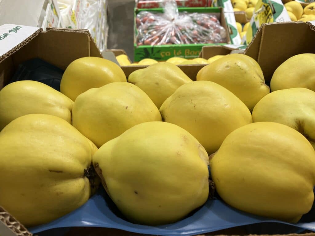 Pour apporter une touche d'originalité et de gourmandise à vos étals et repas, retrouvez chez SOLY Marché le cerfeuil tubéreux et le coing turc !