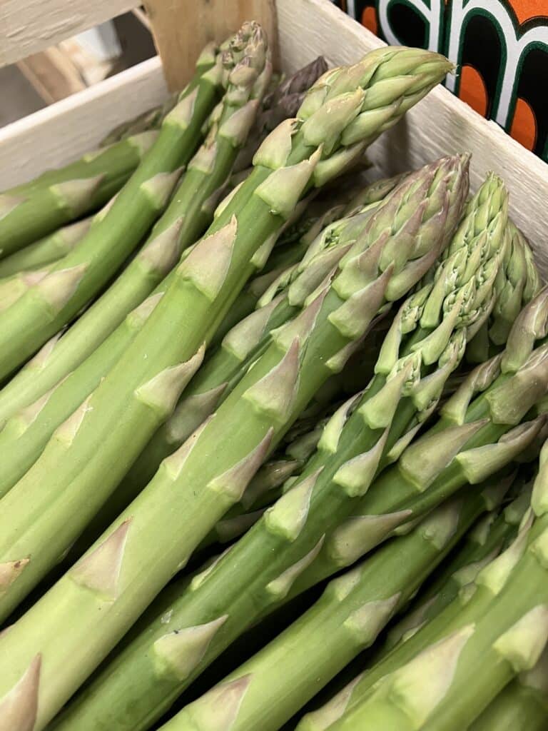 Comme un air de printemps chez SOLY Marché avec les premières asperges vertes de Camargue !