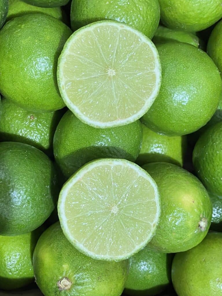 Ajoutez une note d'exotisme à vos étals avec nos sublimes citrons verts du Brésil !