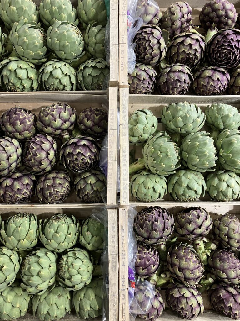 L’artichaut : un des produits signatures de SOLY Marché et un incontournable dans les cuisines méditerranéennes depuis des siècles.