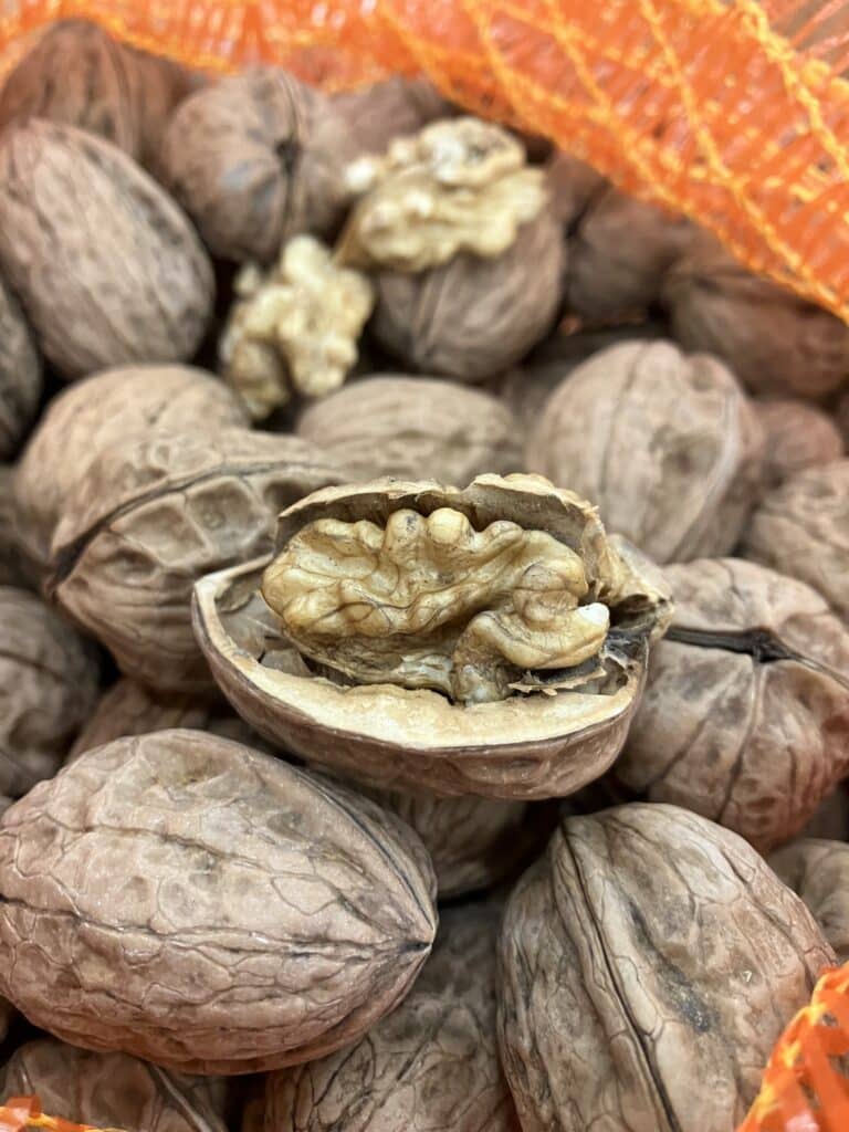 Consommer des noix de Grenoble AOP, c’est allier plaisir et santé, tout en privilégiant un aliment naturel, durable et local.