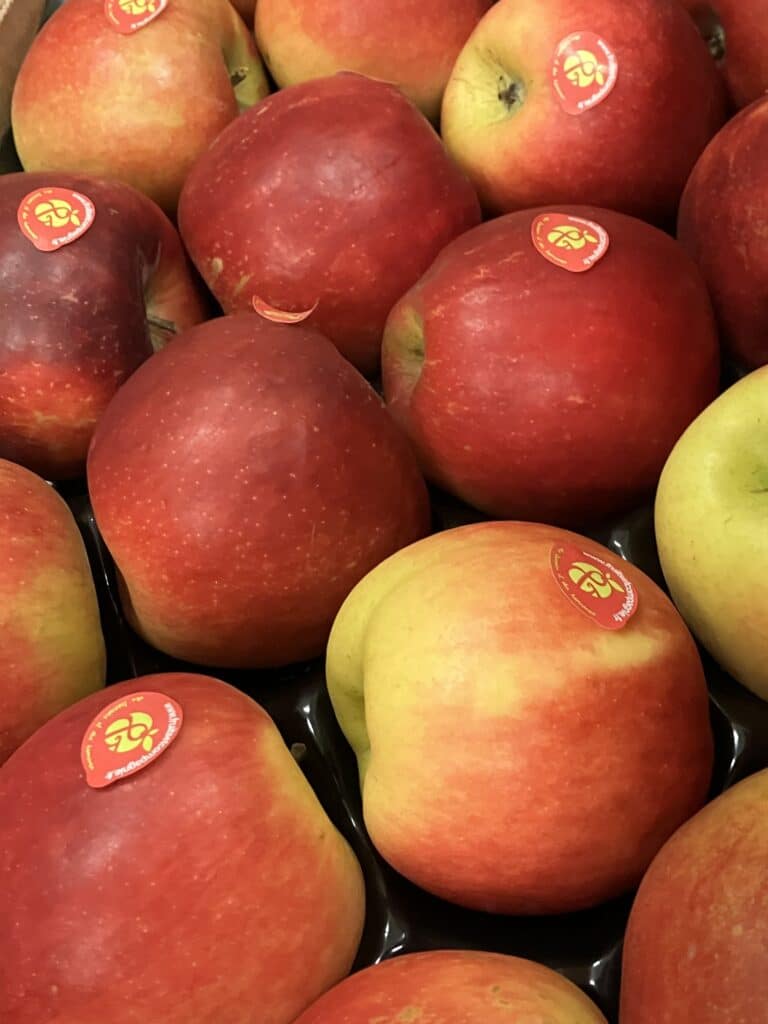 Valoriser notre terroir et nos producteurs passionnés : telle est la mission quotidienne de notre expert en pommes Anthony !